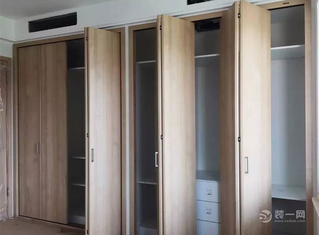 18张超美卧室衣柜门装修效果图     木色的衣柜门一般是采用原木质感